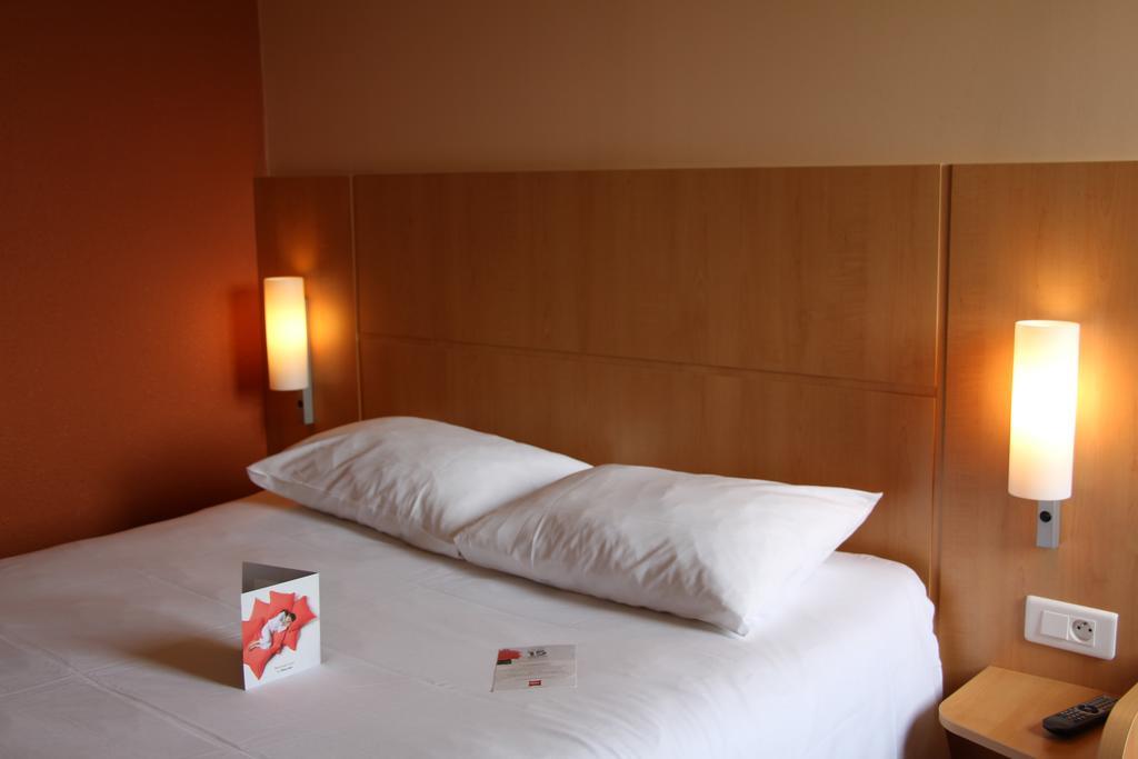 Hotel Ibis Guingamp Coeur De Bretagne Ploumagoar Quarto foto