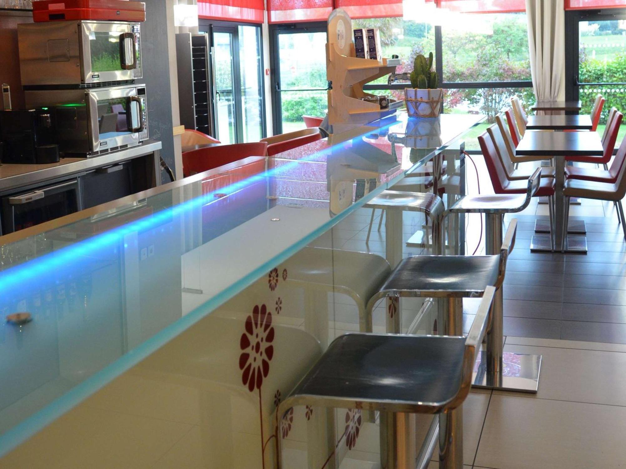 Hotel Ibis Guingamp Coeur De Bretagne Ploumagoar Exterior foto