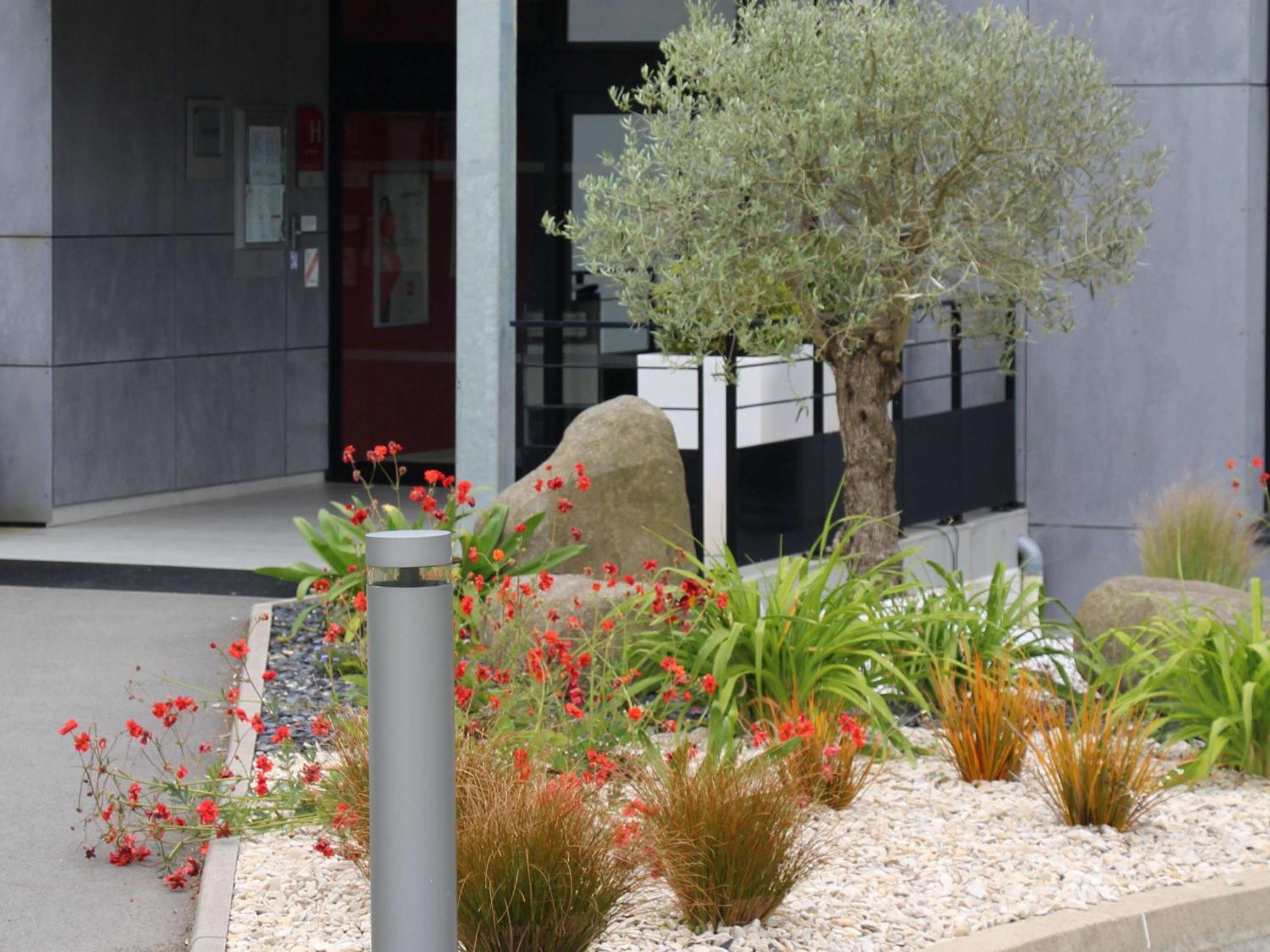 Hotel Ibis Guingamp Coeur De Bretagne Ploumagoar Exterior foto