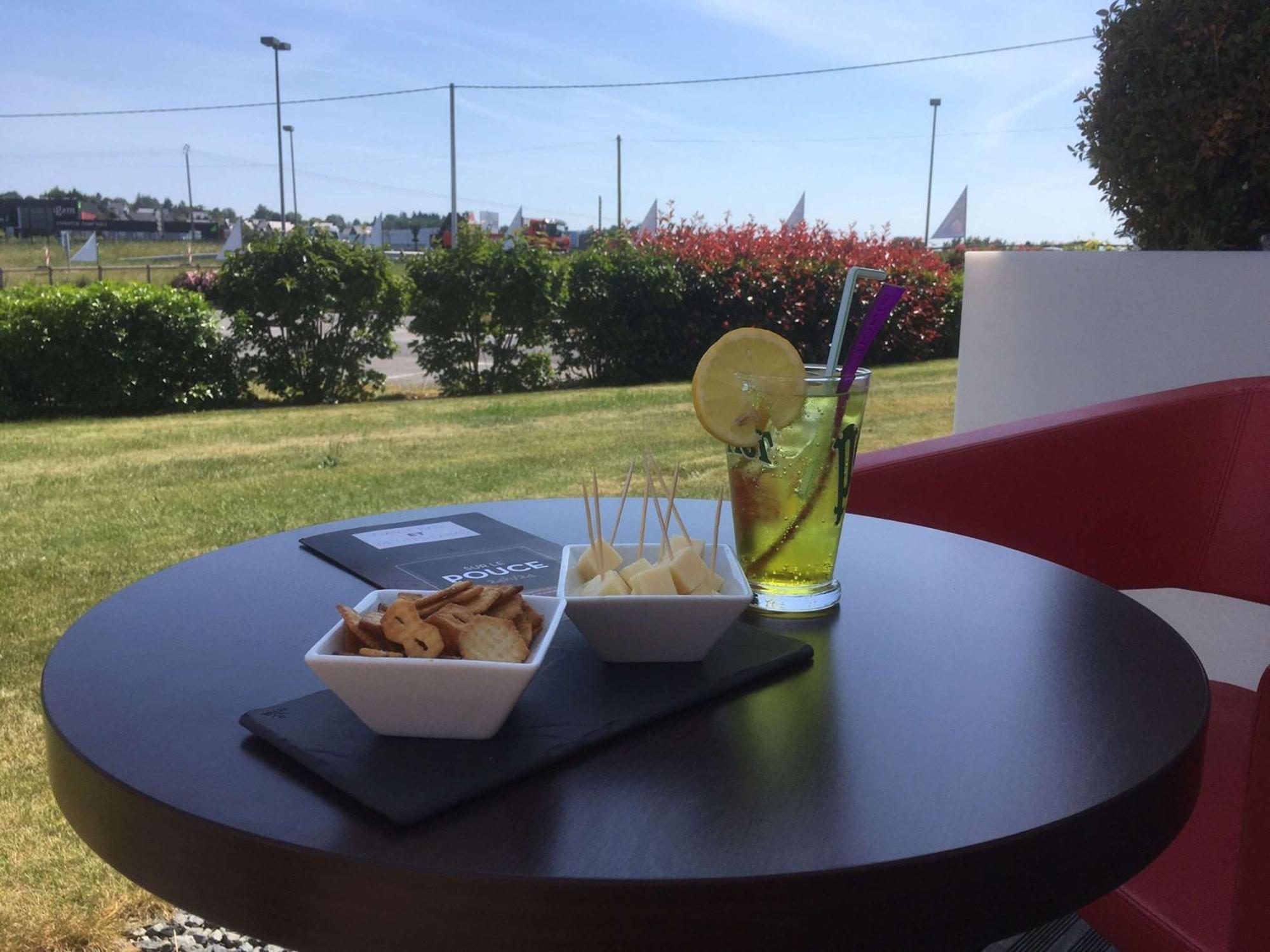 Hotel Ibis Guingamp Coeur De Bretagne Ploumagoar Exterior foto