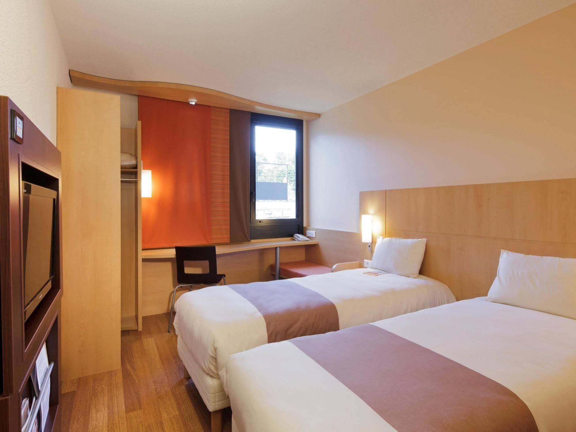 Hotel Ibis Guingamp Coeur De Bretagne Ploumagoar Exterior foto