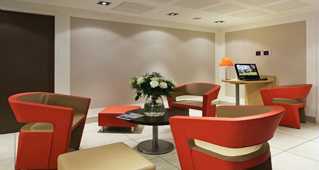 Hotel Ibis Guingamp Coeur De Bretagne Ploumagoar Interior foto